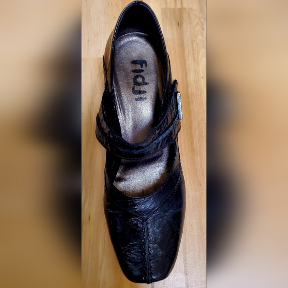 Fidji Size 39 1/2 Black women's pumps 1" heel - Picture 3 of 4